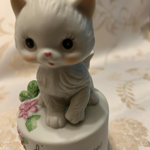 Cute Kitty Figurine on Pedestal w flowers - Picture 2 of 10